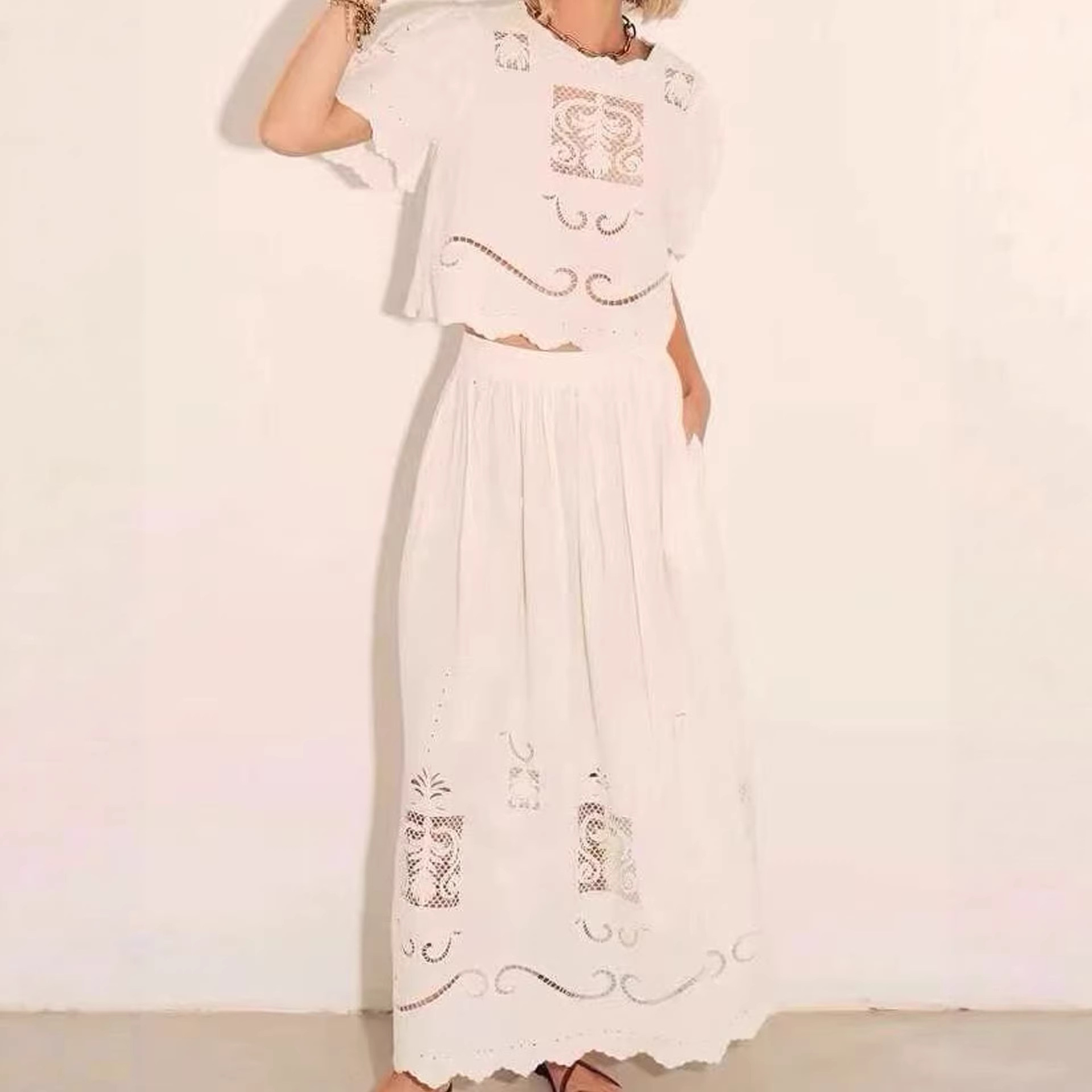 Embroidery Effect - Figurformendes Set mit Lochstickerei: Bluse und