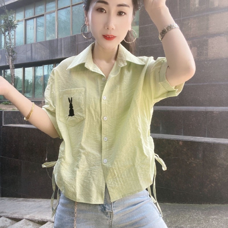 Embroidery Rabbit - Grünes Kurzarm-Shirt für Damen mit Kaninchen-Stickerei