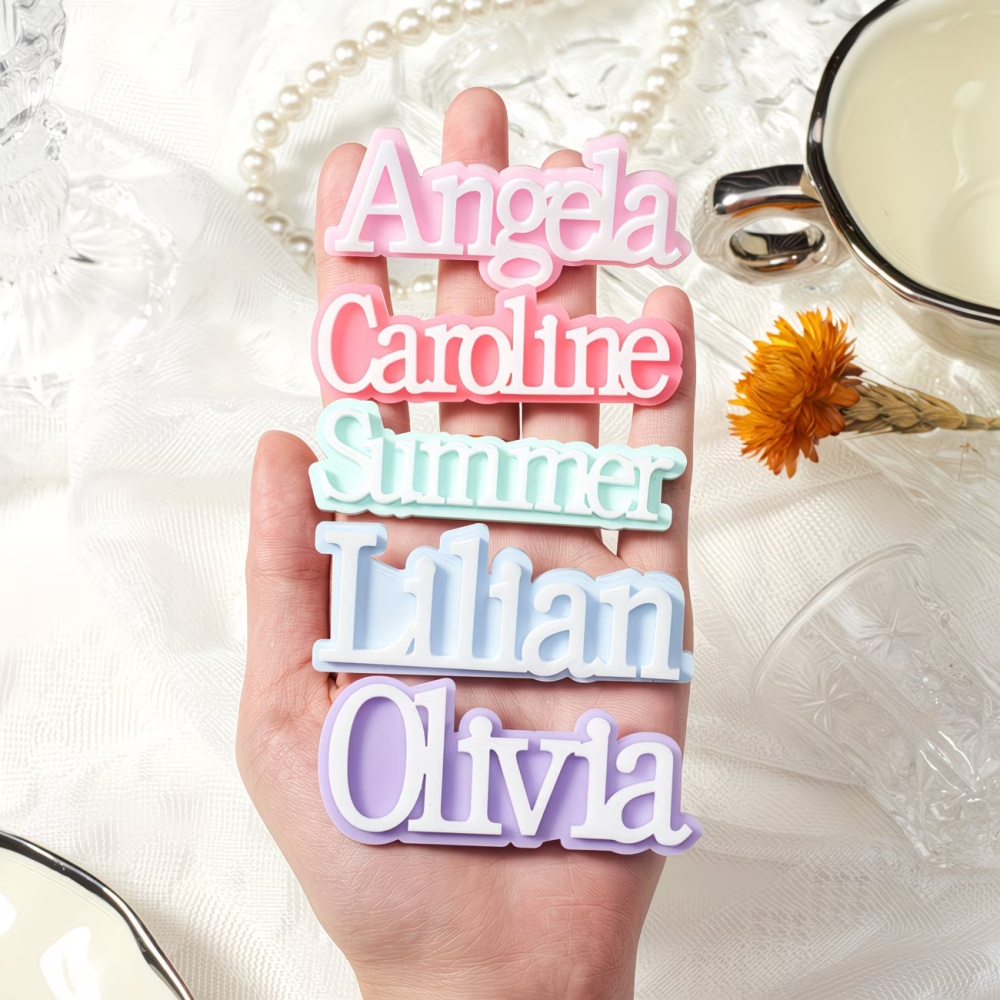 Embroidery Name - Personalisierte Namensbrosche mit Auswahl an Schriftart