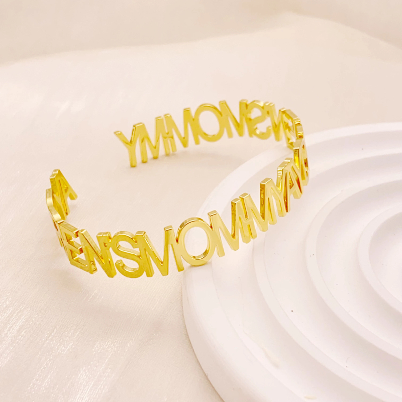 Personalisiertes Namensarmband – Embroidery Charm Bewertung und Preis