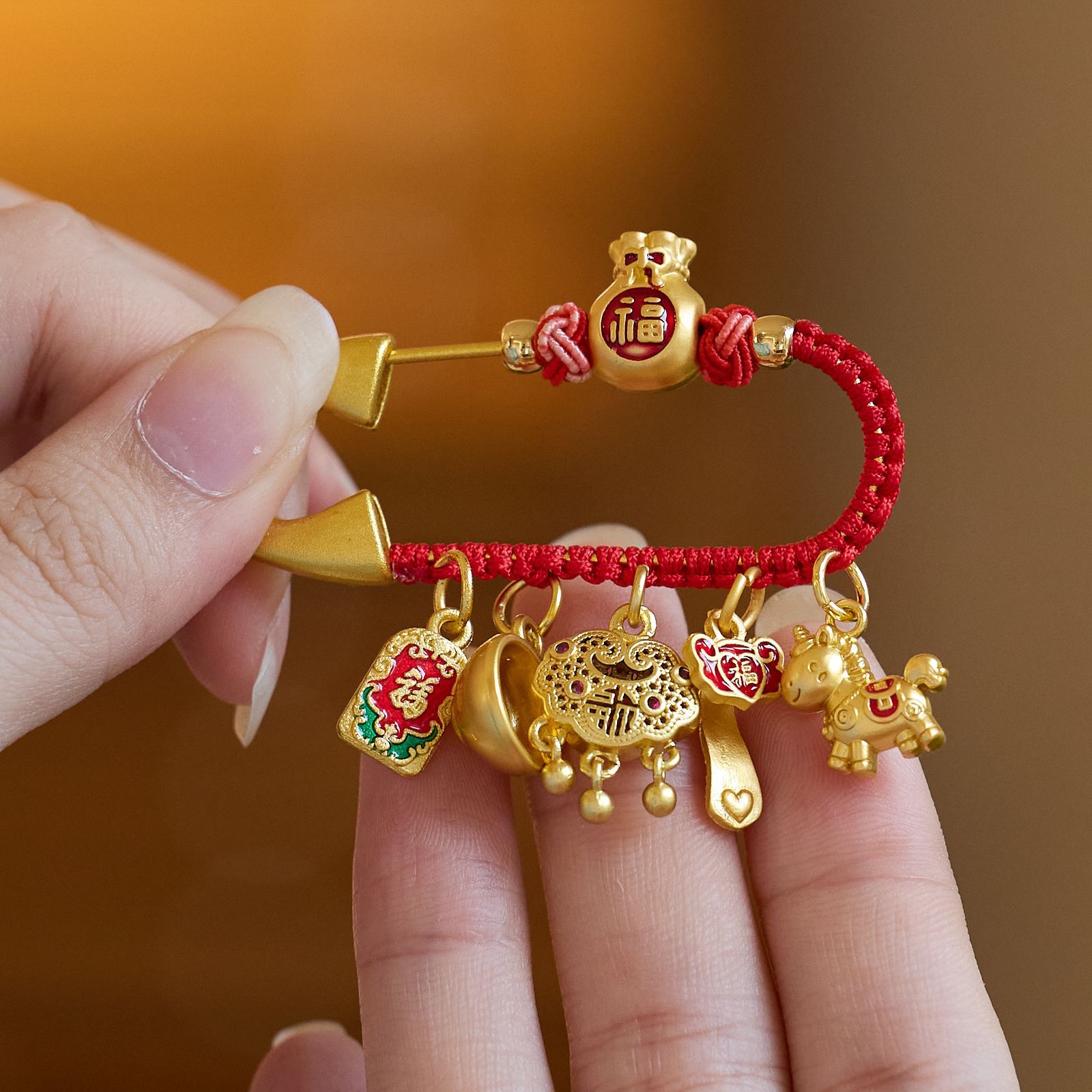 Die rote Pferde-Brosche ist so – Embroidery Icon Bewertung und Preis