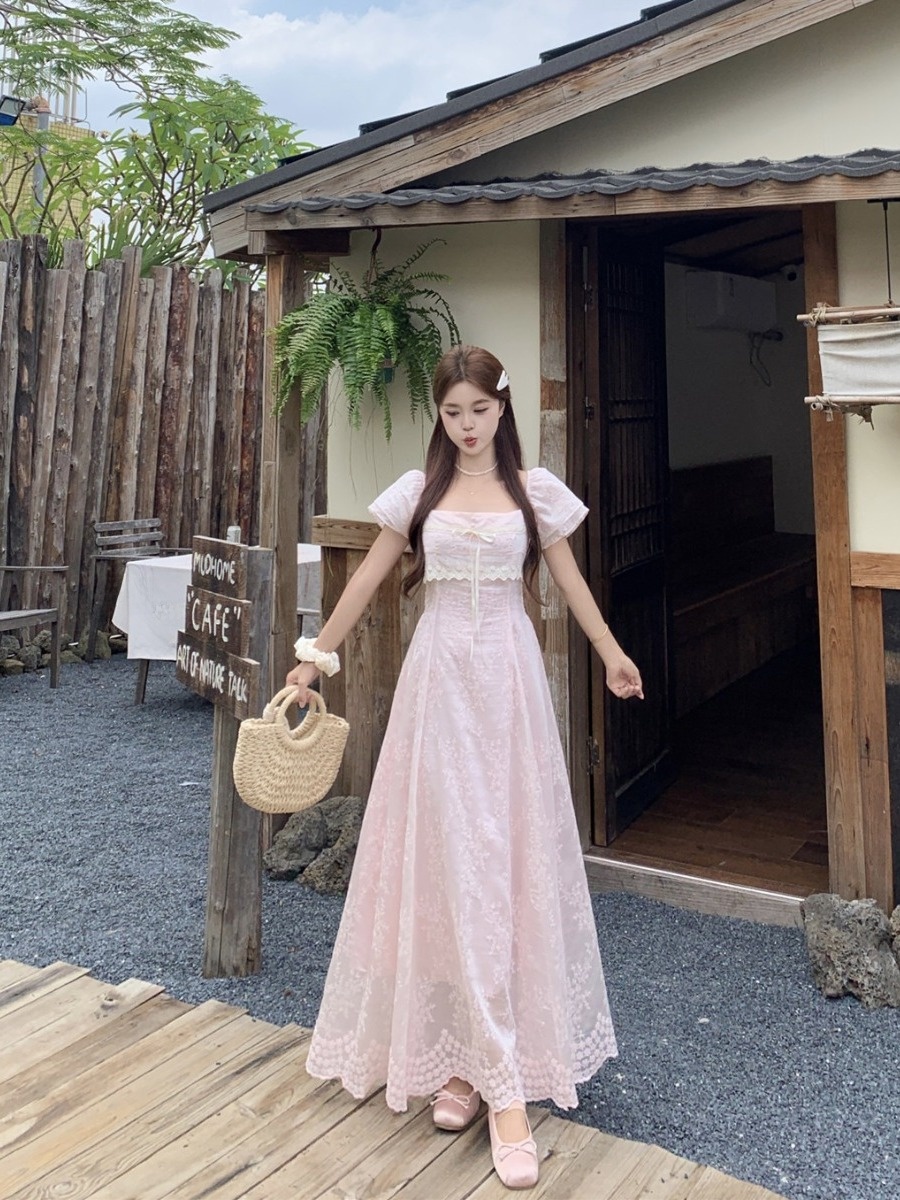 Süßes Spitzenkleid mit A-Linie – Embroidery Effect Bewertung und Preis
